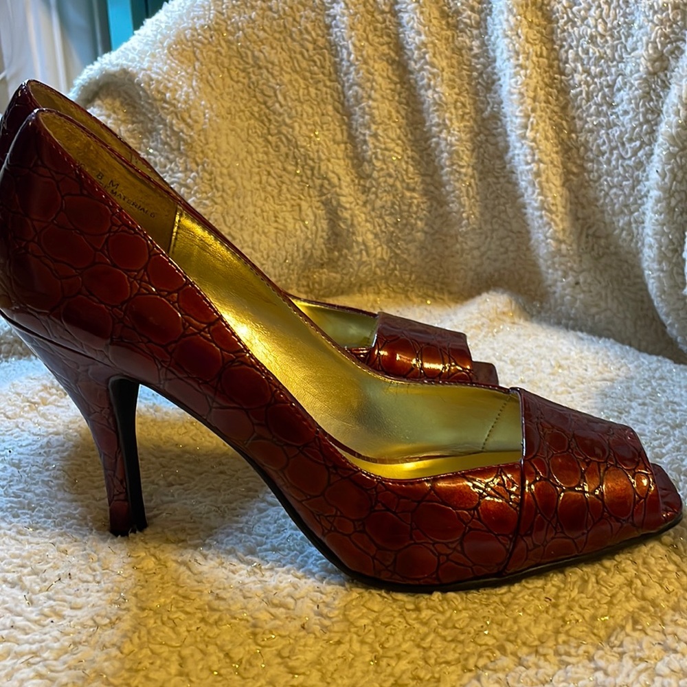 Rampage brand maroon 3-inch heels. Textured leather with a peep toe. Size 8